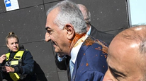 Berlin’de Şok Anlar! Rıza Pehlevi’ye Domates Soslu Protesto