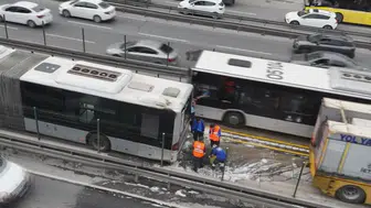 İstanbul’da Seyir Halindeki Metrobüste Yangın! Yolcular Son Anda İndirildi