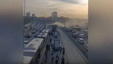 Şişli’de Metrobüste Yangın Paniği! İş Çıkış Saatinde Alevler Yükseldi
