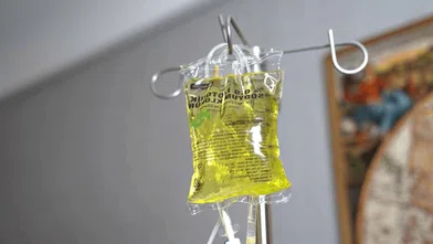 “Atom” Takviyesi Gerçekten İşe Yarıyor mu? Sarı Serumun Bilinmeyen Tehlikeleri