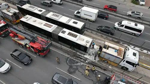 Avcılar-Bahçelievler Metrobüs Hattında Yangın Paniği! Yolcular Tahliye Edildi