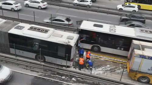 İstanbul’da Seyir Halindeki Metrobüste Yangın! Yolcular Son Anda İndirildi
