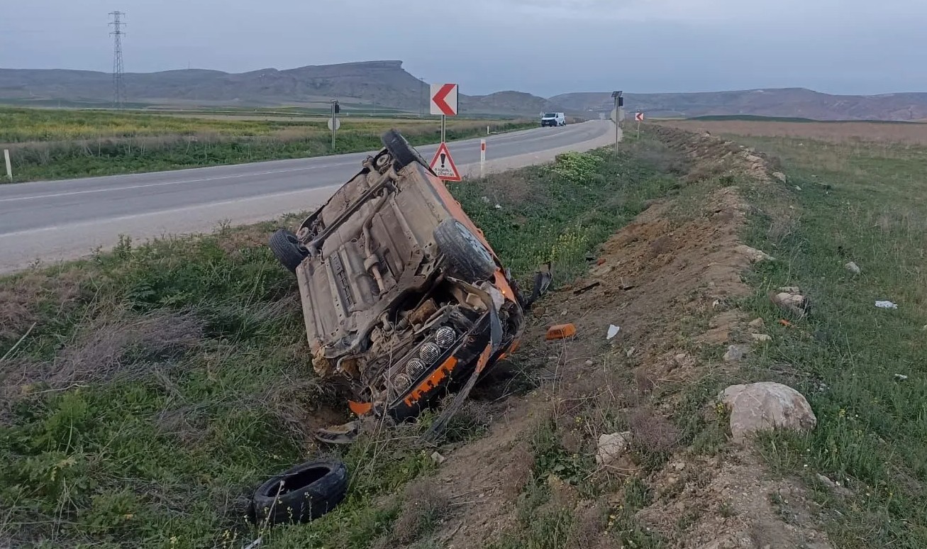 Taksi ile ticari araç çarpıştı