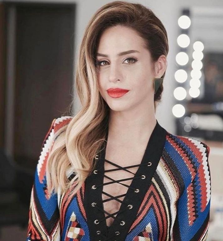 Büşra Pekin Kimdir