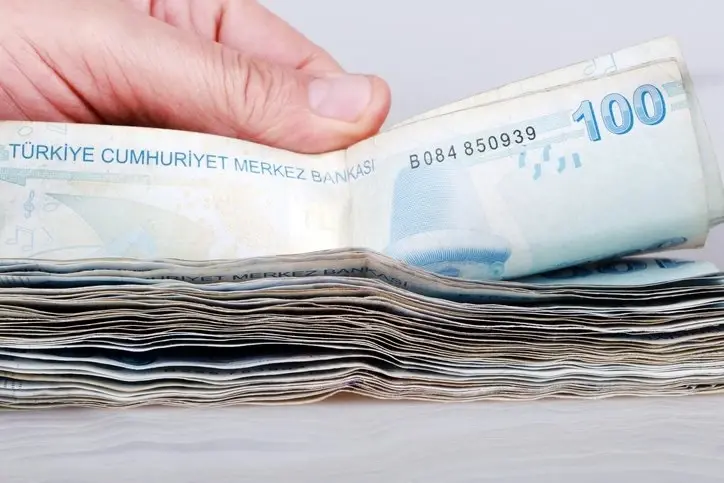 Dar gelirli hanelerin ekonomik yükünü hafifletmeyi hedefleyen bu model, belirlenen gelir eşiğinin altında kalan ailelerin geçimini desteklemeyi amaçlıyor. 2026 yılında pilot uygulamayla hayata geçirilmesi planlanan sistem, “vatandaşlık maaşı” benzeri yapısıyla dikkat çekerken, kimlerin bu destekten yararlanabileceği ve başvuru şartları da merak konusu oldu.