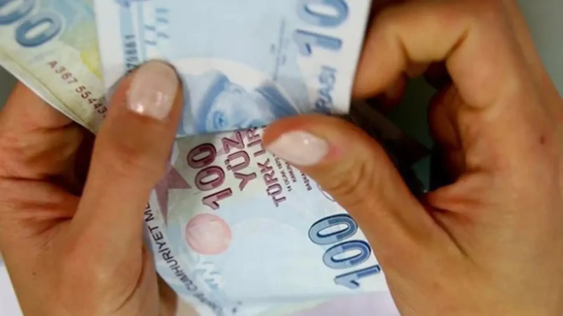 İkramiyeler bayramdan önce yatar mı?Milyonlarca kişi "Kurban Bayramı emekli ikramiyesi ne zaman yatacak, bu ay yatar mı?" sorusunu soruyor. Bayramın 27 Mayıs'ta olması sebebiyle, ödemelerin tamamının Mayıs ayı bitmeden ve Kurban Bayramı başlamadan önce vatandaşlara yatırılması bekleniyor. Ödemeler dosya bazlı olarak gerçekleştirilecek ve emeklilerin maaş aldığı banka şubeleri üzerinden çekilebilecek.