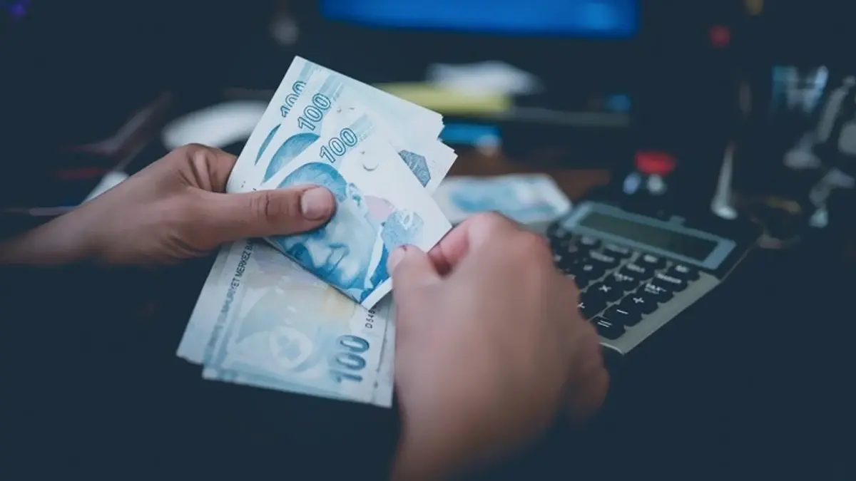 Özellikle çok çocuklu aileler, sosyal güvencesi olmayan bireyler ve düşük gelir grubundaki haneler için tasarlanan GETAD, kira, gıda ve ısınma gibi temel ihtiyaçların karşılanmasını hedefliyor. Sistem aynı zamanda çalışma hayatına katılımı teşvik eden yapısıyla dikkat çekiyor. Peki, Gelir Tamamlayıcı Aile Destek Hizmeti nedir? 2026 Gelir Tamamlayıcı Aile Destek Sistemi (GETAD) kimlere verilecek, şartları neler? İşte konuyla ilgili merak edilenler.