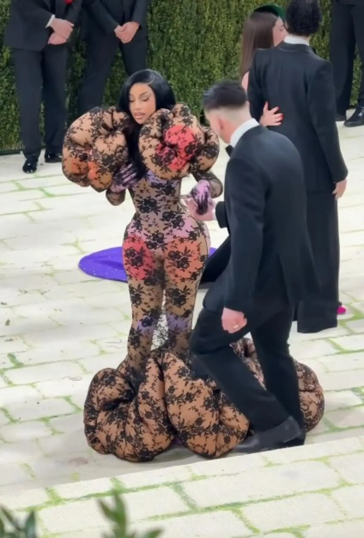 Cardi B Met Gala 2026 ya damga vurdu! Baştan aşağı transparan giyip poz verdi  2