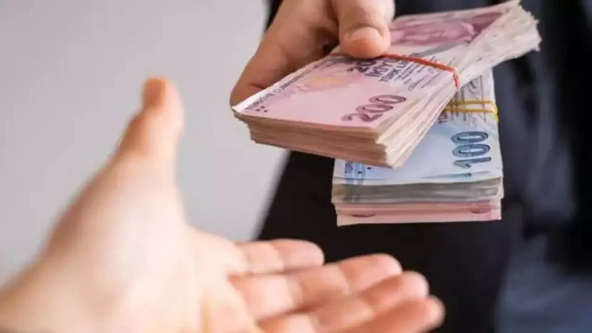 Kurban Bayramı emekli ikramiyesi ne kadar oldu?2026 yılı için emekli bayram ikramiyesi tutarı, Ramazan Bayramı'nda olduğu gibi 4.000 TL olarak belirlendi. Bakanlık tarafından yapılan açıklamalara göre, yıllık toplam ikramiye tutarı böylece 8.000 TL'ye ulaşmış olacak.Dul ve yetim aylığı alan vatandaşlarımız ise hisse oranlarına göre ödeme alacak:%75 hak sahibi: 3.000 TL%50 hak sahibi: 2.000 TL%25 hak sahibi: 1.000 TL