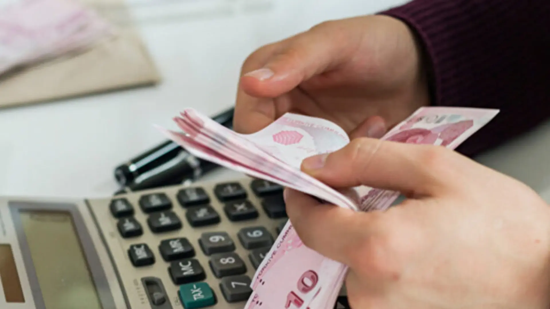 Kurban Bayramı 2026 bayram ikramiyesi ödeme tarihi ve günü, Mayıs ayının gelişiyle birlikte gündemin ilk sıralarına oturdu. Yaklaşık 16.5 milyon emekliyi ve hak sahibini yakından ilgilendiren ödemeler için nefesler tutuldu. Bu yıl 27 Mayıs'ta başlayacak olan bayram öncesinde, ödemelerin hangi tarihlerde yapılacağı ve dul-yetim maaşı alanların ne kadar alacağı netleşti. İşte SSK, Bağ-Kur ve Emekli Sandığı bayram ikramiyesi ödeme tutarı ve bayram ikramiyesi ödeme takvimi detayları...