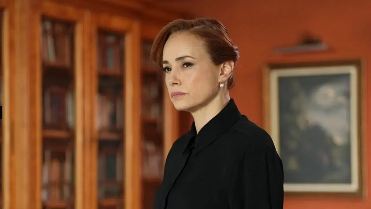 Kıskanmak dizisi ne zaman final yapıyor?İzleyicilerin "Kıskanmak final mi yapacak?" sorusu yanıt buldu. Başrollerini Özgü Namal, Selahattin Paşalı, Mehmet Günsür ve Hafsanur Sancaktutan'ın paylaştığı dizi, 19 Mayıs 2026 tarihinde yayınlanacak olan 33. bölümüyle ekranlara veda edecek. Nadim Güç'ün yönetmen koltuğunda oturduğu dizinin final sahnesinin çekimleri tamamlandı.