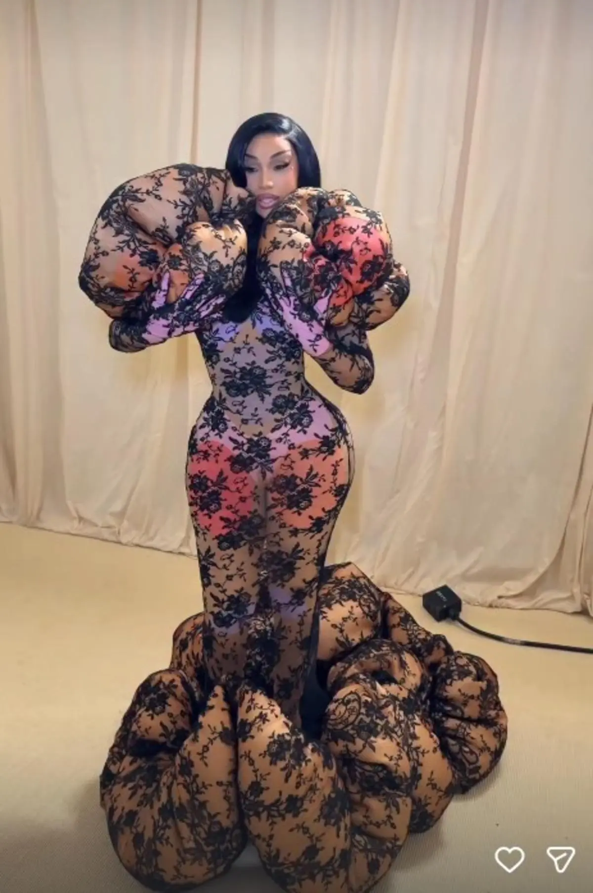 Cardi B Met Gala 2026 ya damga vurdu! Baştan aşağı transparan giyip poz verdi  3