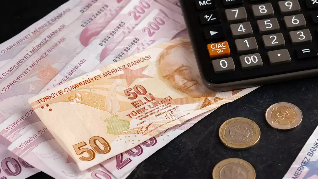 Kamuoyunda “vatandaşlık maaşı” olarak da anılan bu model, klasik sosyal yardımlardan farklı olarak doğrudan gelir açığını kapatmaya odaklanıyor. Böylece hanelerin temel yaşam standartlarının korunması amaçlanıyor.