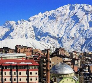 Hakkari’de Zap Suyu dondu