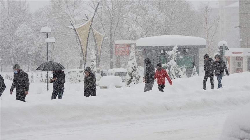 Soğuk hava Muradiye Şelalesinin büyüleyici dönüşümü