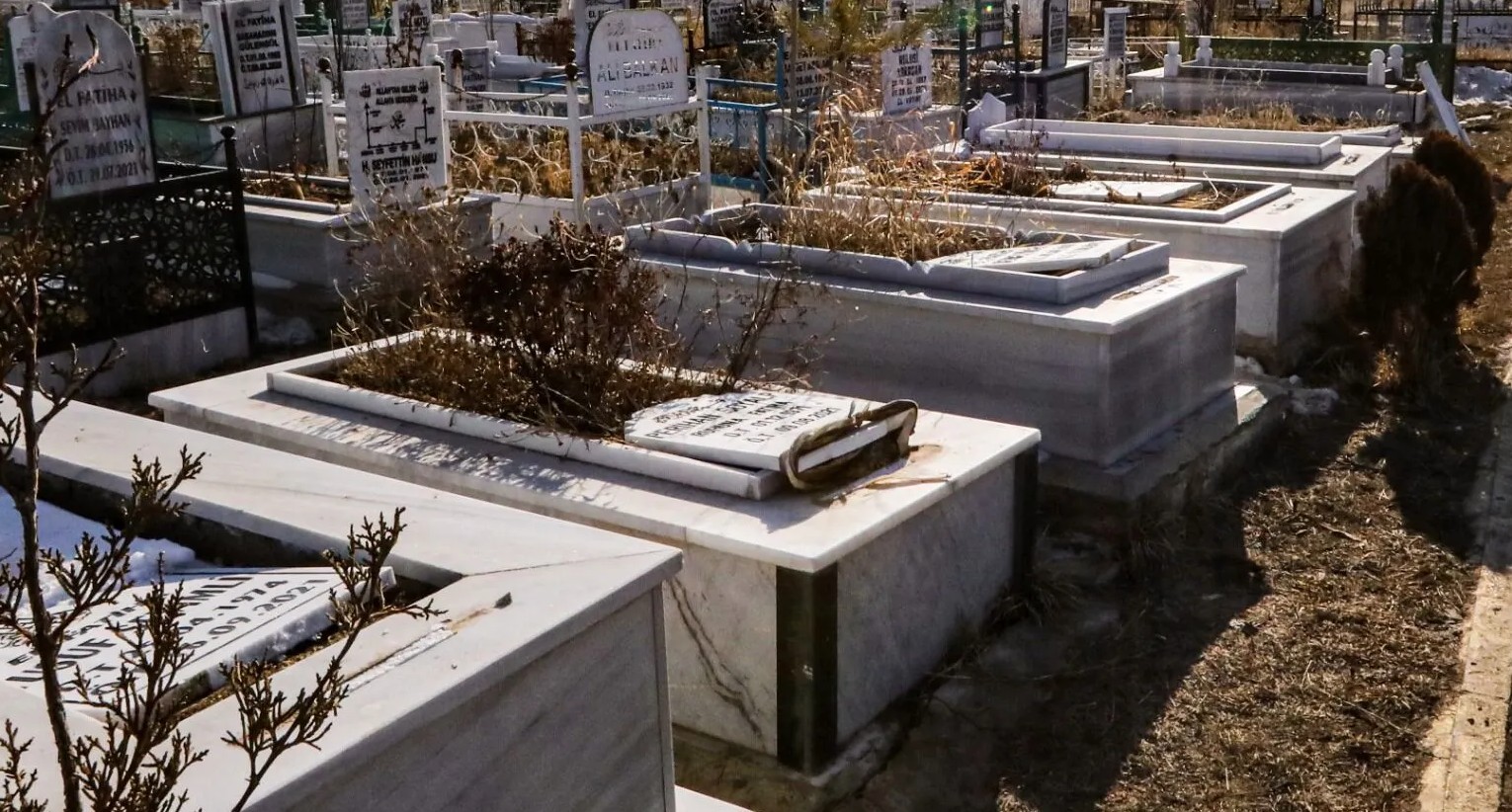 Van’da Mezarlıklara Çirkin Saldırı: Onlarca Mezar Tahrip Edildi!