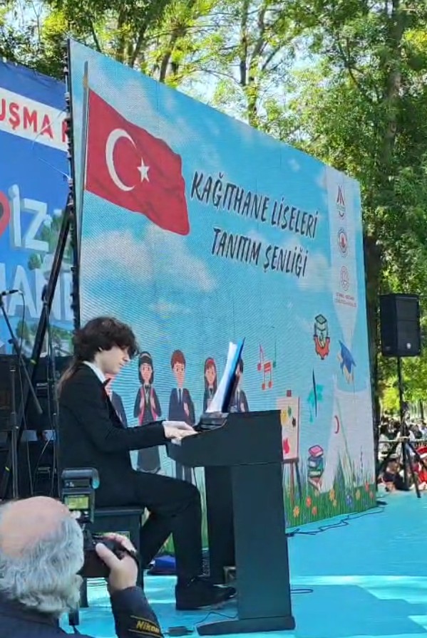 kağıthane liseleri tanıtım şenliği Ali toker piano çalıyor2