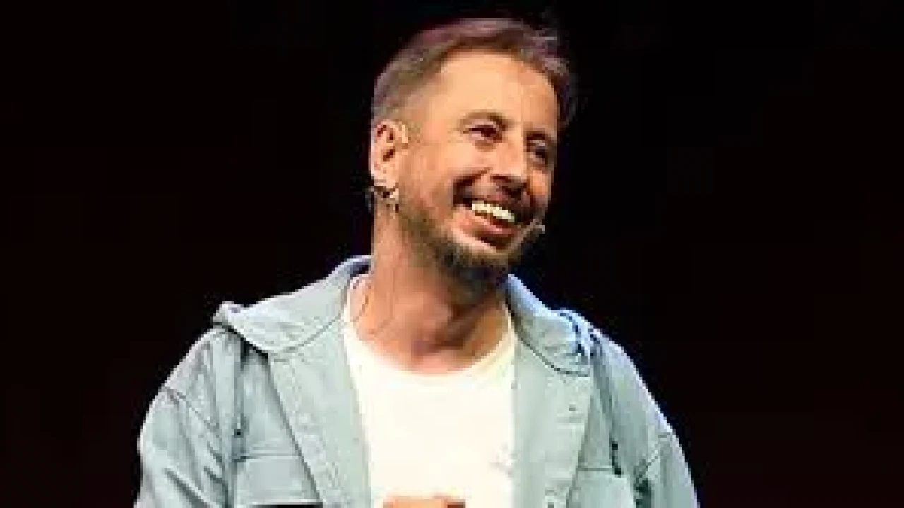 Stand up sahnesinin yıldızı Cem İşçiler’in hayatı mercek altına alınıyor.