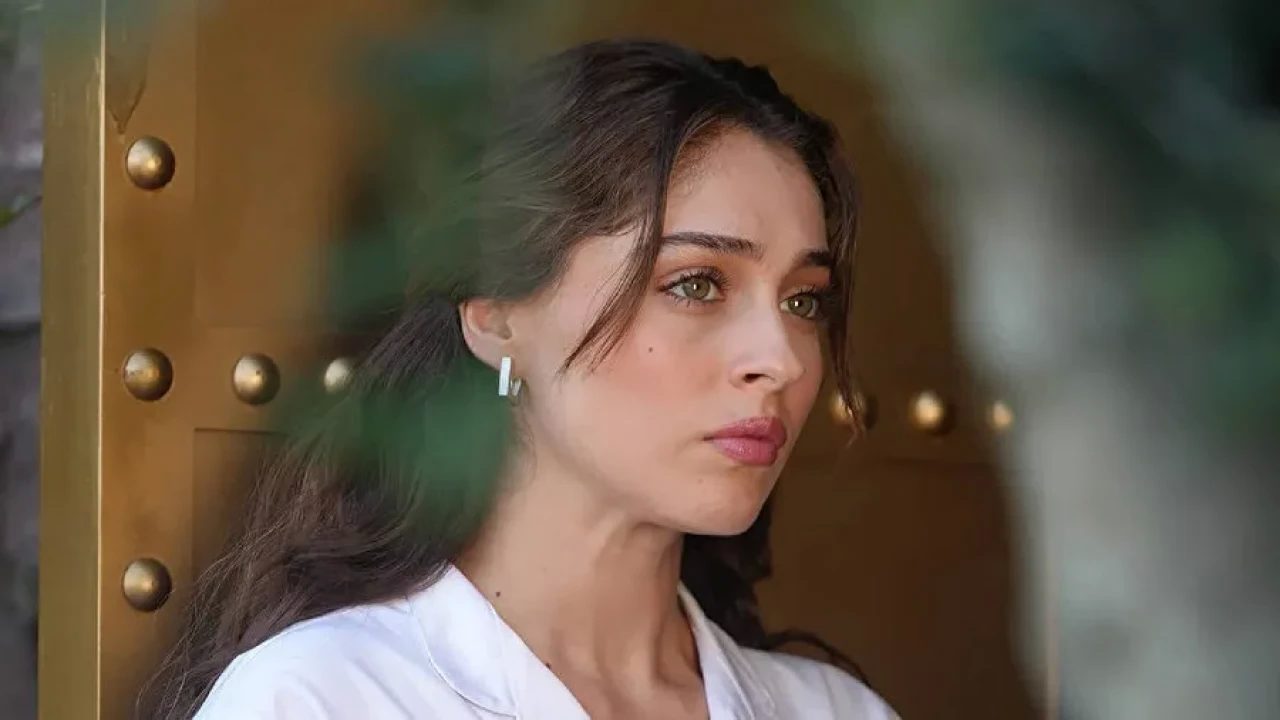 Genç ve başarılı oyuncu Cemre Baysel’in hayatına dair merak edilen