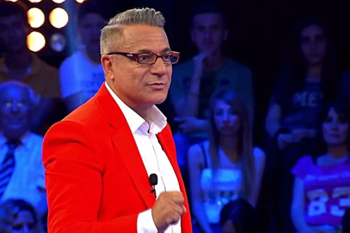 Televizyon dünyasının en çarpıcı isimlerinden biri olan Mehmet Ali Erbil,