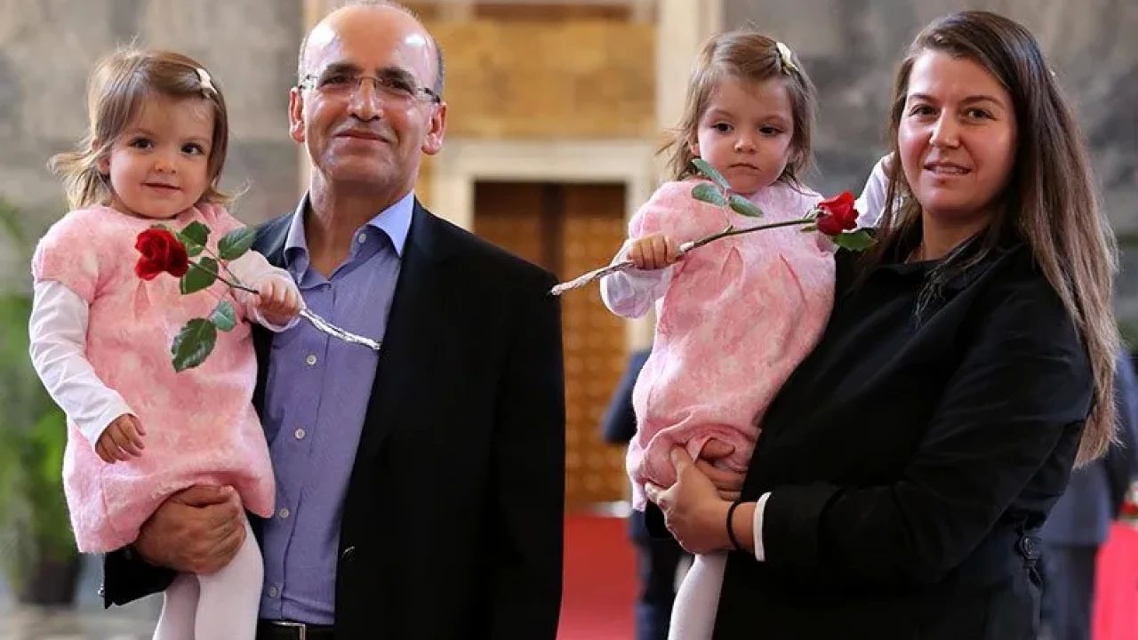 Maliye Bakanı Mehmet Şimşek’in özel hayatı merak konusu. Mehmet Şimşek’in