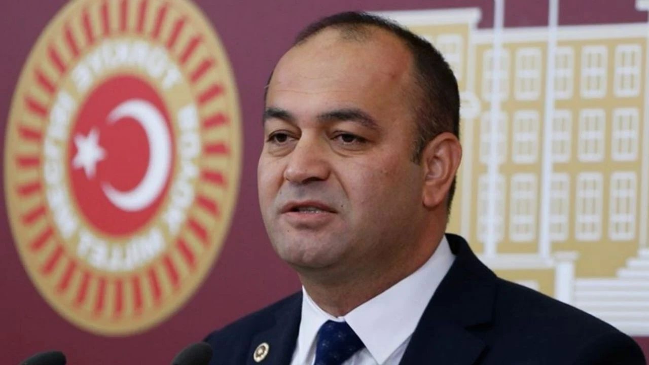 Özgür Karabat kimdir sorusunun yanıtı merak ediliyor. Alevi kökenli olup