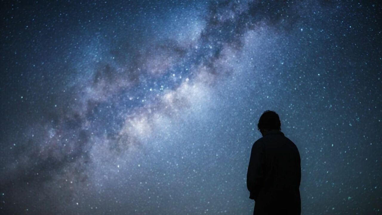 Rüyada Ölmüş Birini Canlı Görmek: Derin Anlamlar ve Gizemli Yorumlar