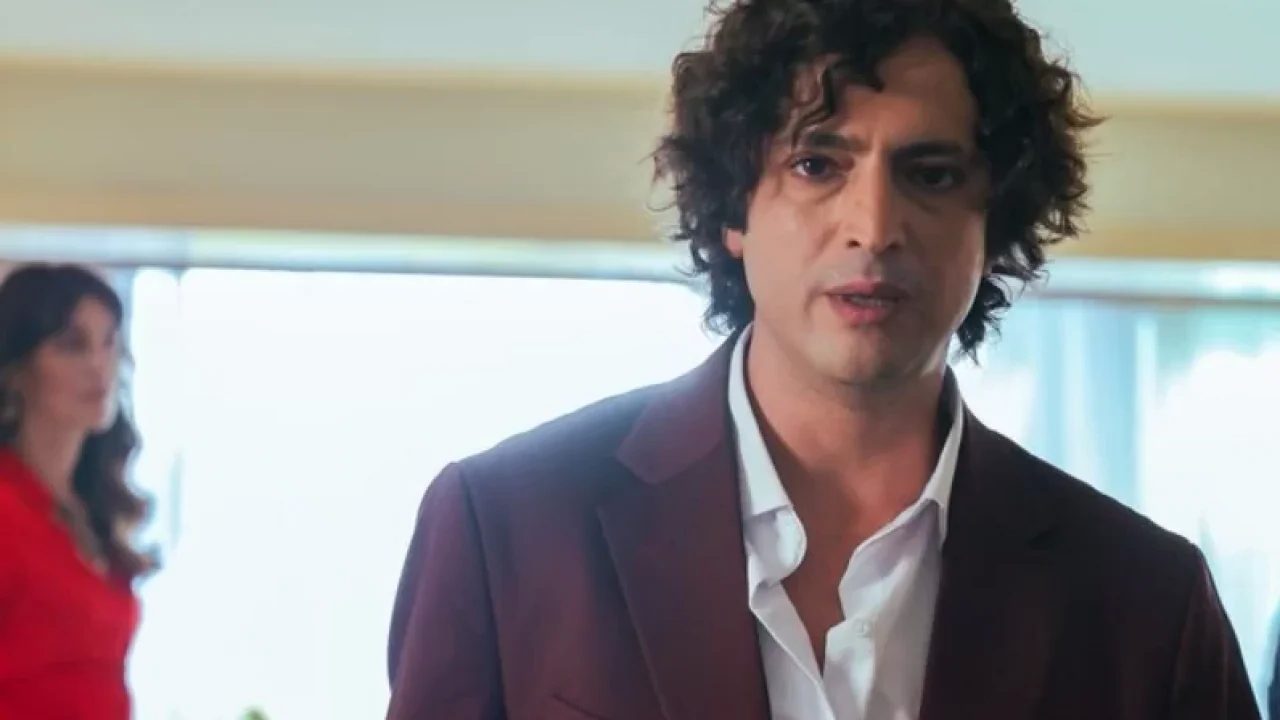 Başarılı oyunculuk kariyeri ve özel hayatıyla sıkça gündeme gelen Taner