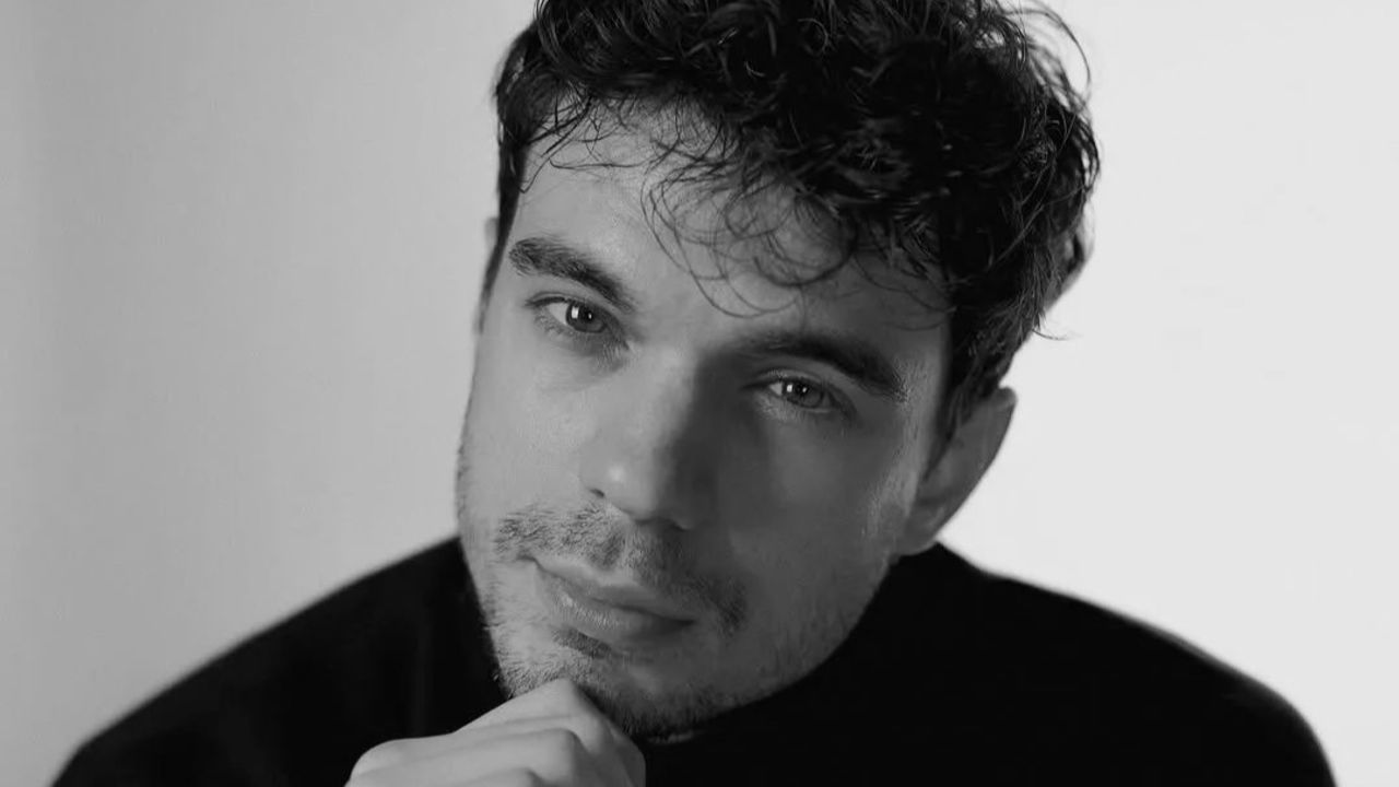 Sosyal medyada sade tarzı, doğal anlatımı ve zamansız kombin önerileriyle