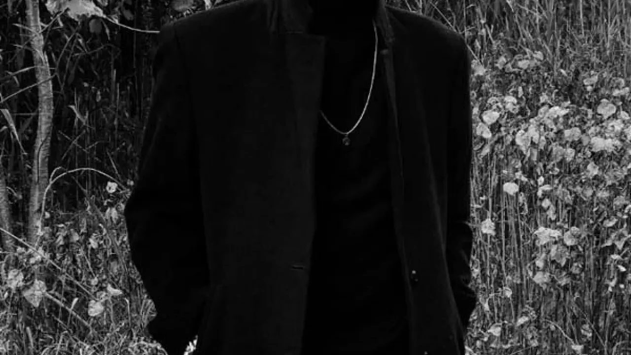 Uzak Şehir dizisinde canlandırdığı Kaya Albora karakteriyle dikkat çeken oyuncunun