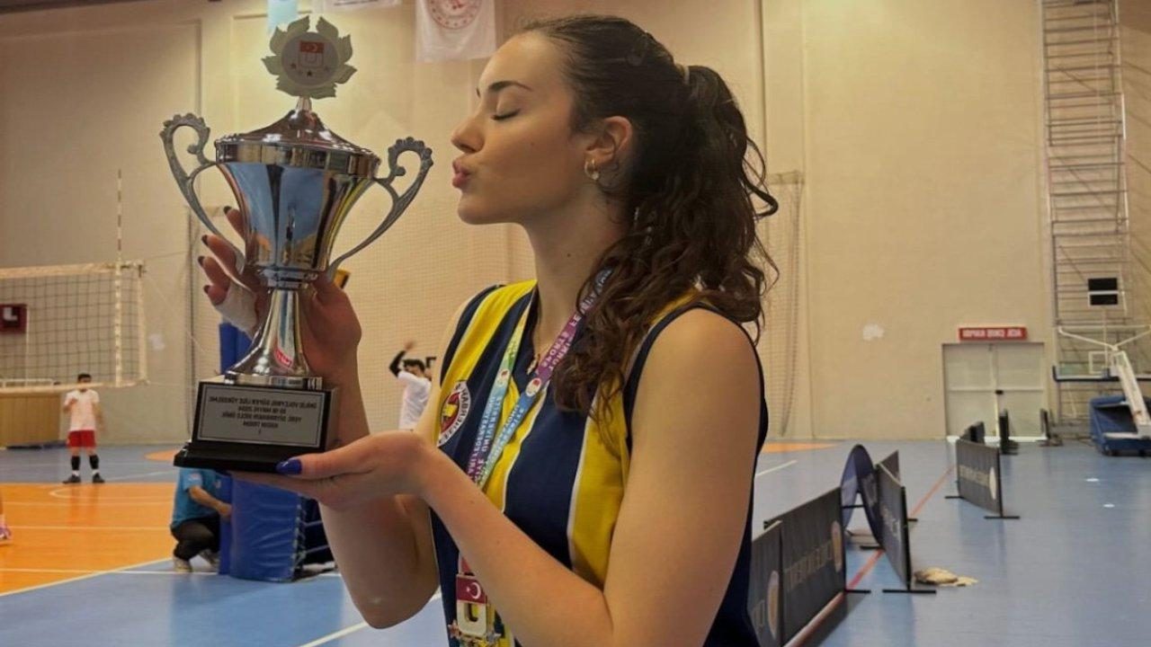 Fenerbahçe Üniversitesi Voleybol Takımı’nın dikkat çeken oyuncusu Duru Türknas’ın kim