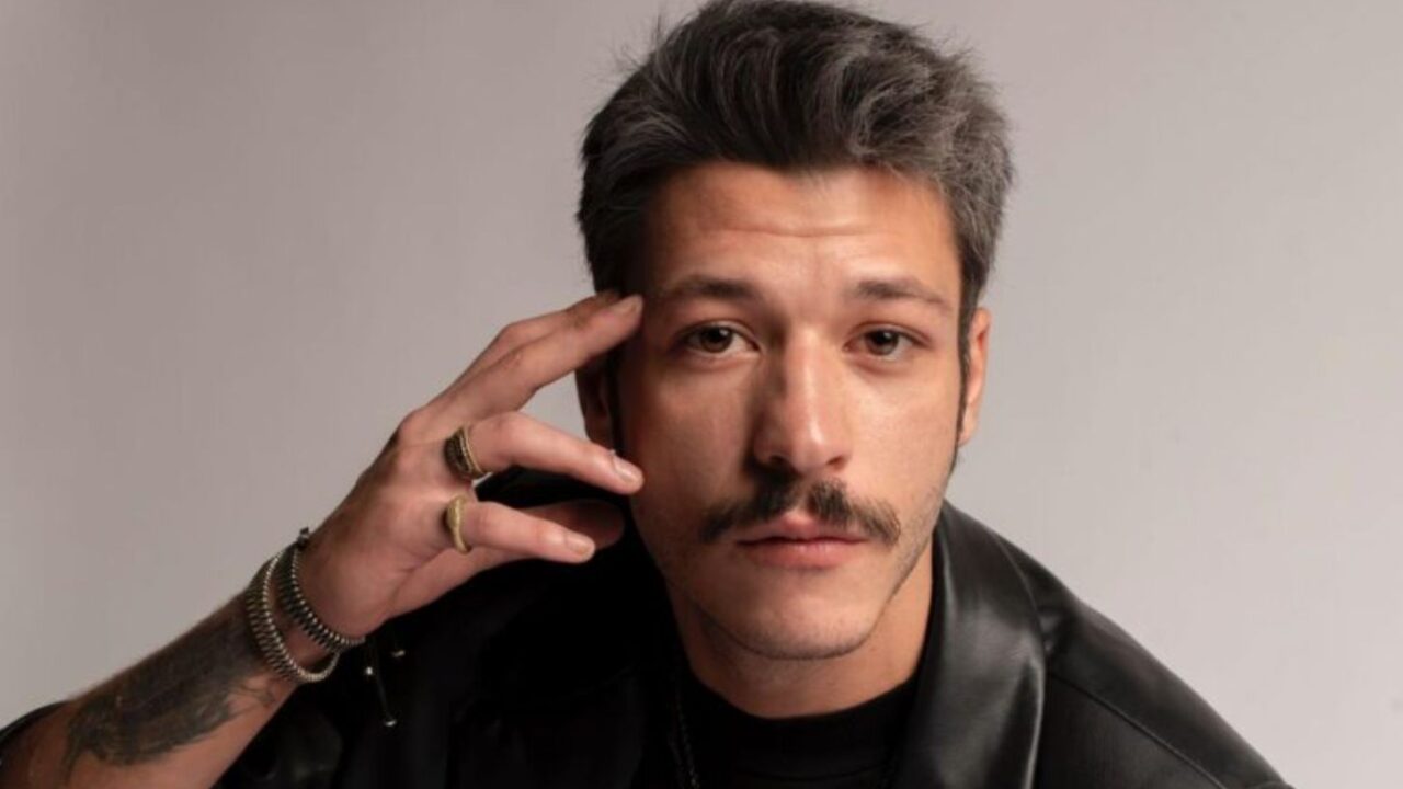 Kubilay Aka’nın Milano Tarzı Gündem Yarattı: Toynak Ayakkabıları Dikkat Çekti