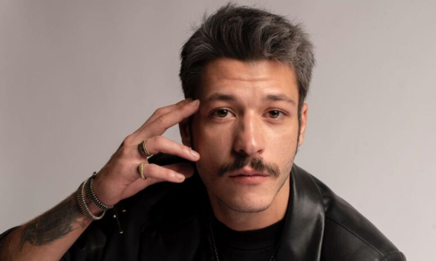 Kubilay Aka’nın Milano Tarzı Gündem Yarattı: Toynak Ayakkabıları Dikkat Çekti