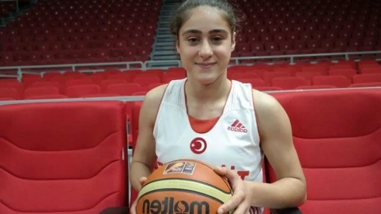 Eydina Topçu Kimdir, Kaç Yaşında, Nereli, Hangi Takımda Oynuyor? Seçil