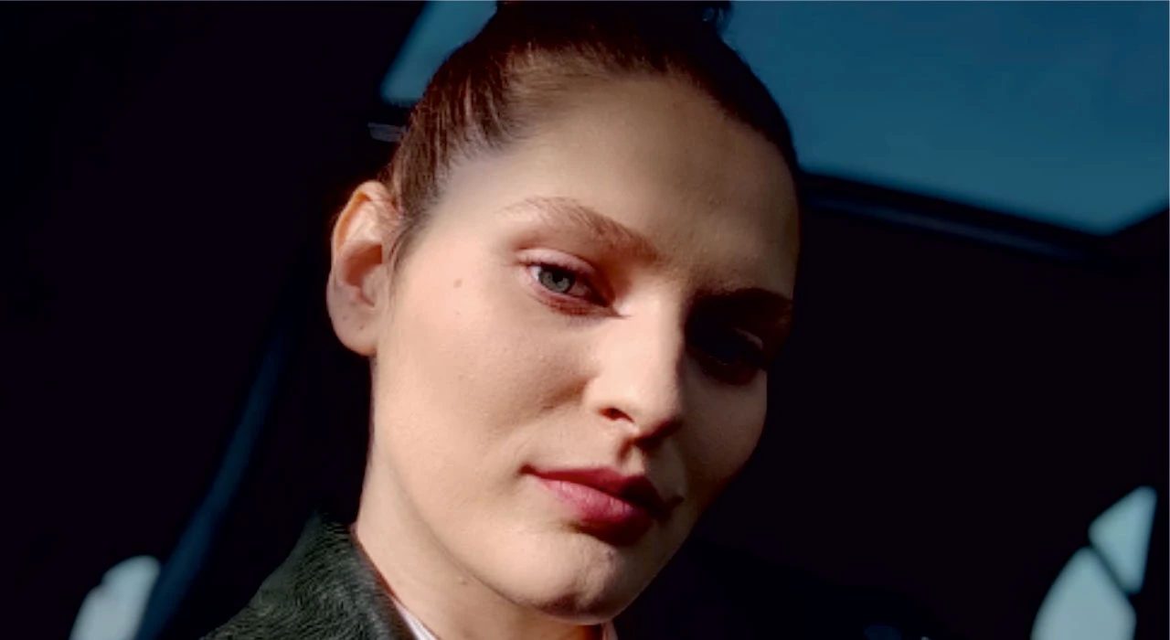 Kardeşlerim dizisinde Harika Manyaslı karakteriyle tanınan, güzelliği ve oyunculuğuyla dikkat