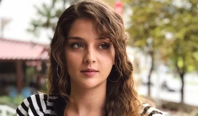 Son dönemlerin dikkat çeken genç oyuncularından biri olan Ecem Çalhan,