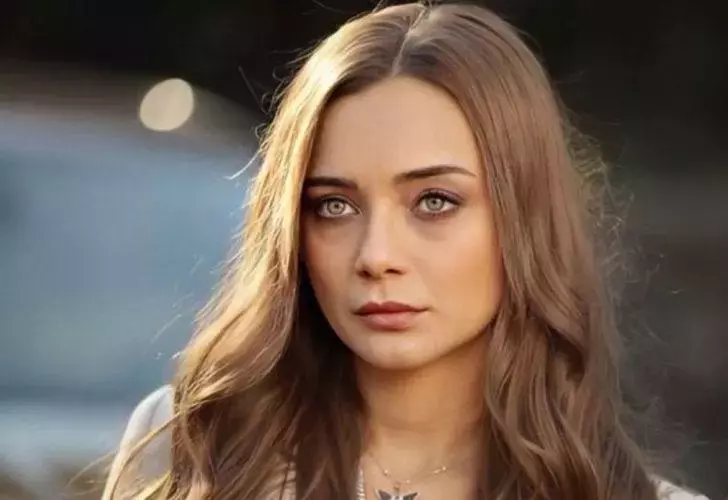 Damla Sönmez, oyunculuk yeteneğiyle izleyicilerin gönlünde taht kurmuş isimlerden biri.