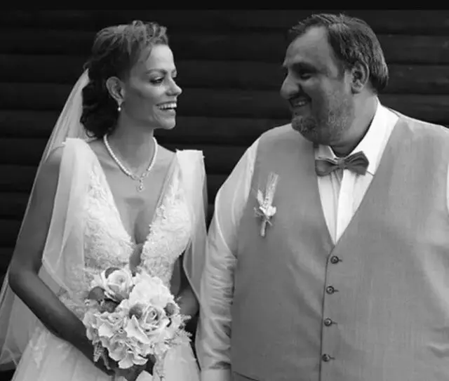 Türkiye’nin başarılı oyuncularından biri olan Demet Özdemir, ekranlardaki performansı kadar