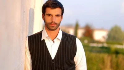 Bir dönemin en çok konuşulan erkek oyuncularından biri olan Mehmet