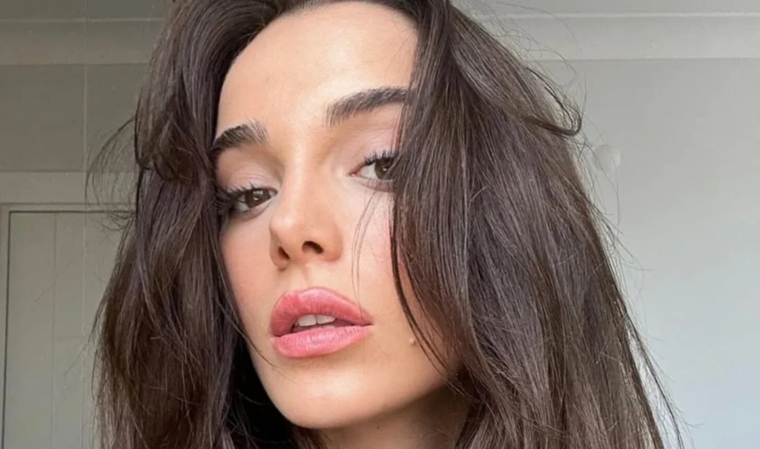 Genç yaşına rağmen hem oyunculuğuyla hem de güzelliğiyle dikkat çeken