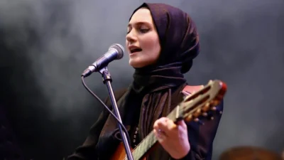 Güçlü sesi, çok yönlü sanatsal üretimi ve hikâyelere kattığı özgün