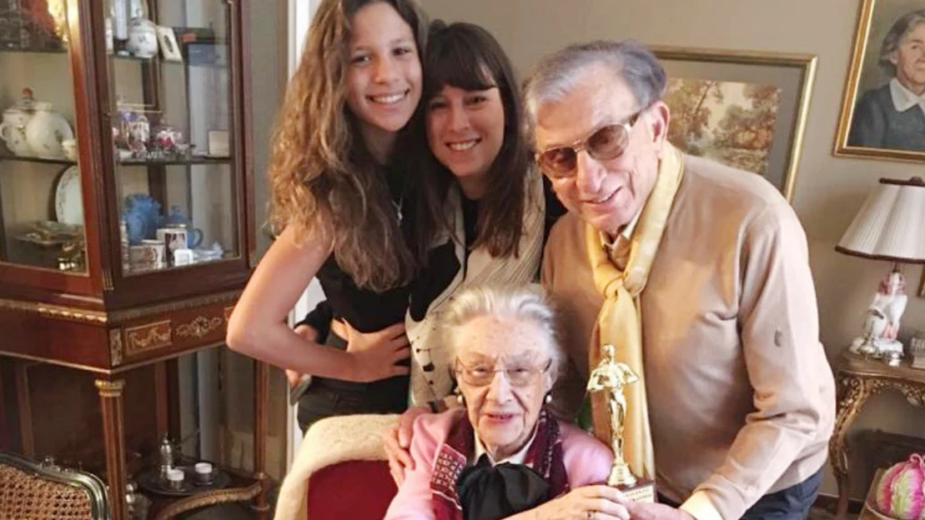 Türk tiyatrosunun yaşayan efsanelerinden biri olarak anılan, uzun yıllar boyunca