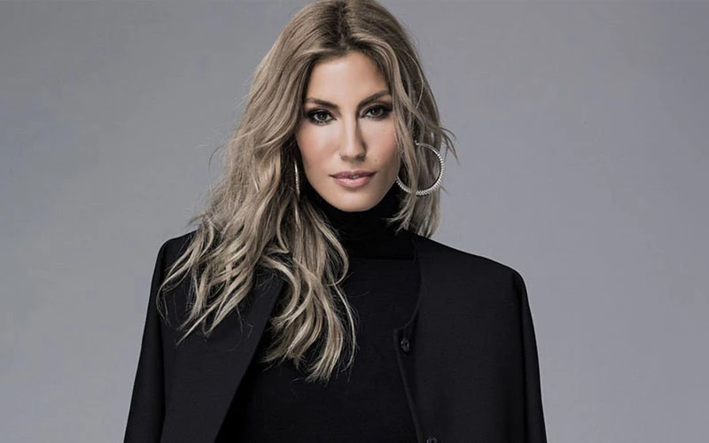 Türkiye'nin ekran yüzlerinden biri haline gelen Çağla Şıkel, sadece podyumlarda