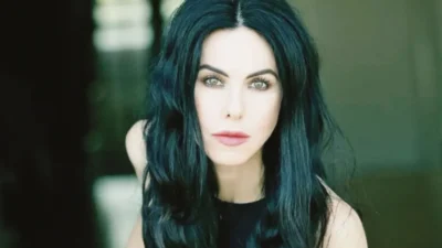 Güzelliğiyle yıllara meydan okuyan, ekranların unutulmaz yüzlerinden biri olan Defne