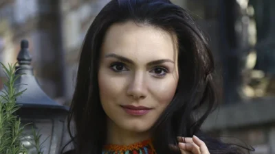 Televizyon ekranlarının dikkat çeken yüzlerinden biri olan Gonca Sarıyıldız, hem