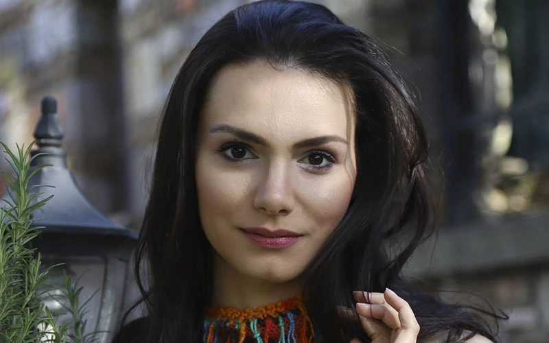 Televizyon ekranlarının dikkat çeken yüzlerinden biri olan Gonca Sarıyıldız, hem