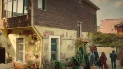 TRT ekranlarında yayınlanan ve izleyicileri 1970’li yılların dramatik atmosferine taşıyan