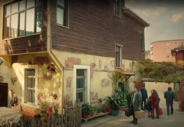 TRT ekranlarında yayınlanan ve izleyicileri 1970’li yılların dramatik atmosferine taşıyan