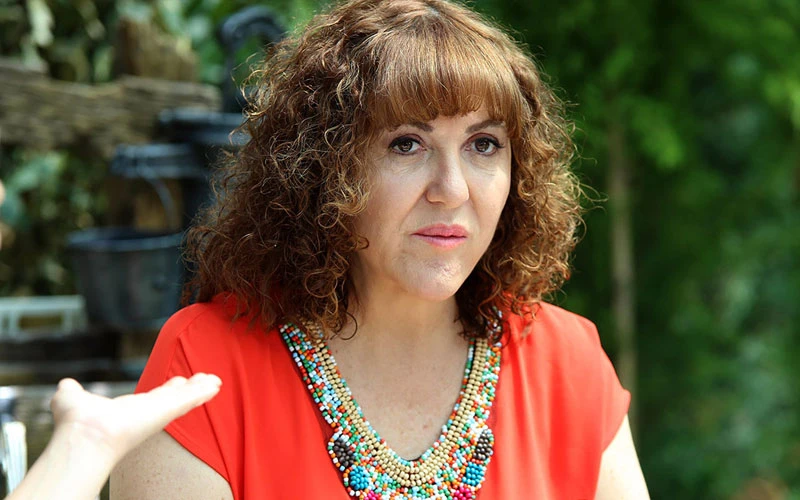 Türk tiyatrosunun ve televizyon dünyasının duayen isimlerinden biri olan Sumru