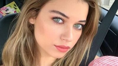 Afra Saraçoğlu, 2 Aralık 1997 tarihinde Balıkesir’in Edremit ilçesinde dünyaya